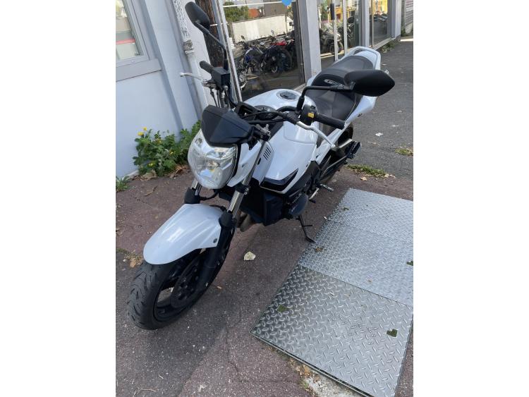 SUZUKI GSR 600