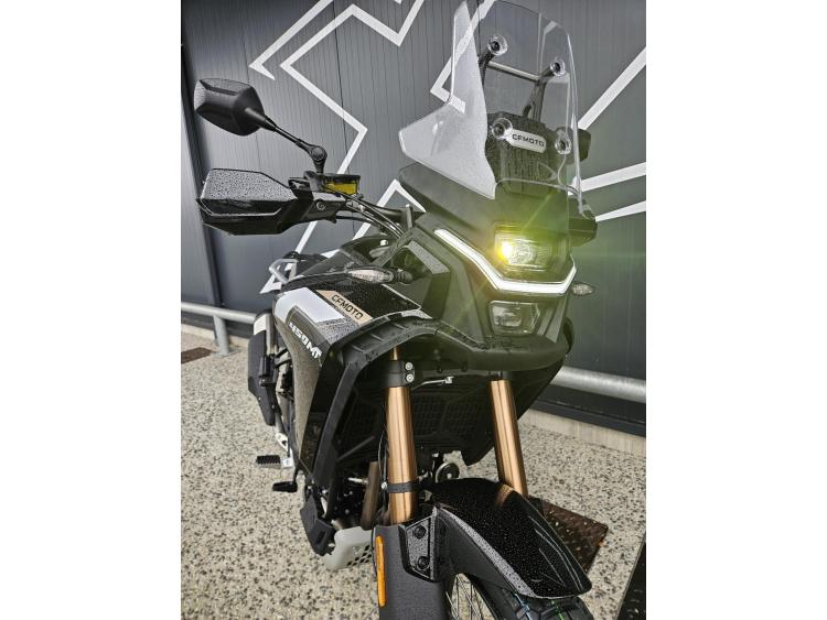 CF MOTO MT 450 disponible en Noir ou Bleu