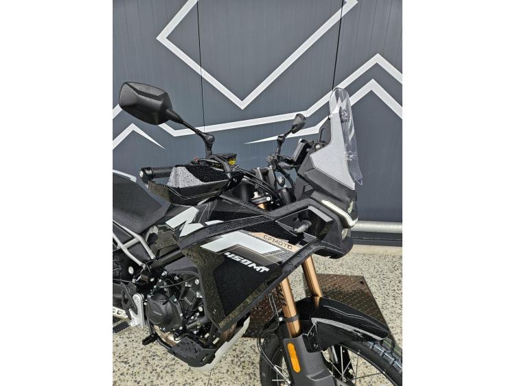 CF MOTO MT 450 disponible en Noir ou Bleu