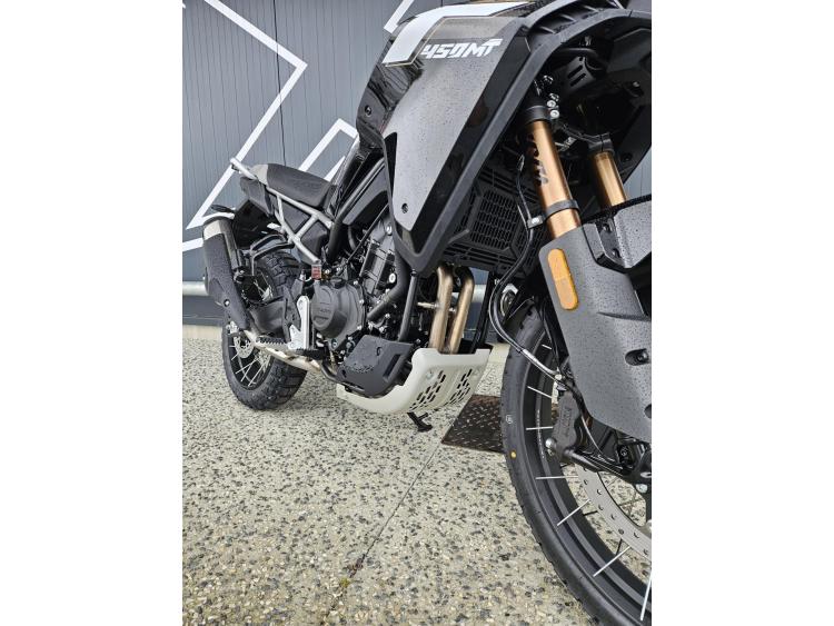 CF MOTO MT 450 disponible en Noir ou Bleu
