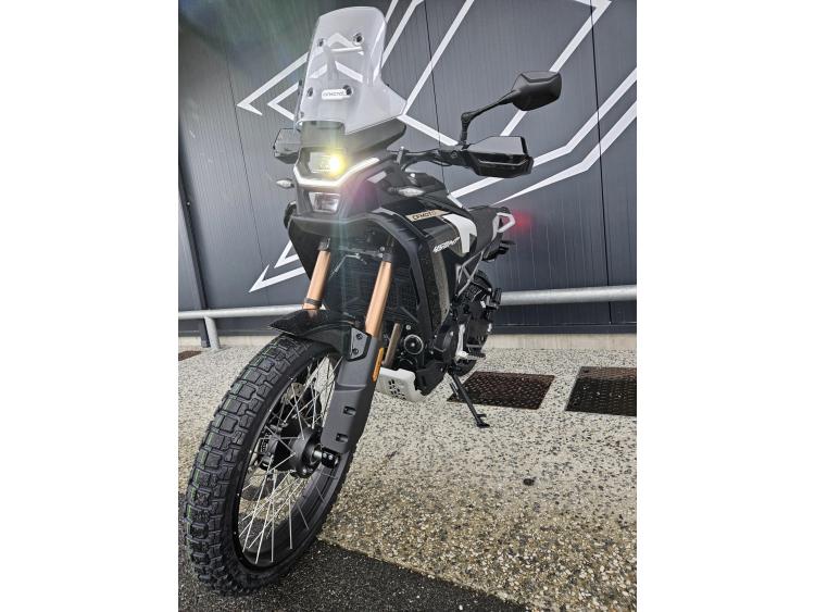 CF MOTO MT 450 disponible en Noir ou Bleu