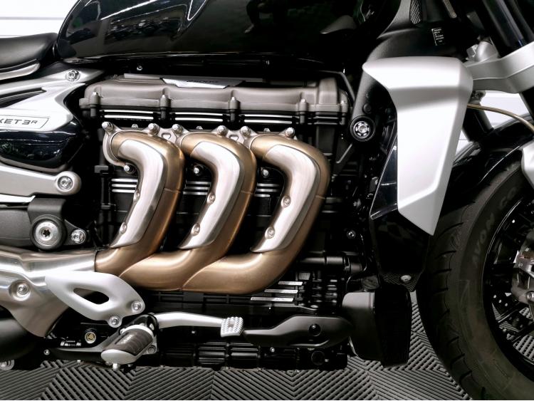 TRIUMPH ROCKET 3 R 2500 cm3 - 3R