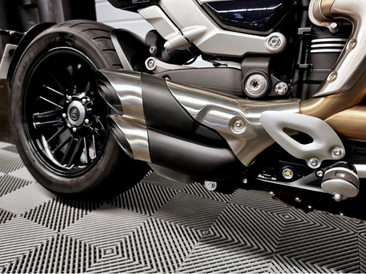 TRIUMPH ROCKET 3 R 2500 cm3 - 3R