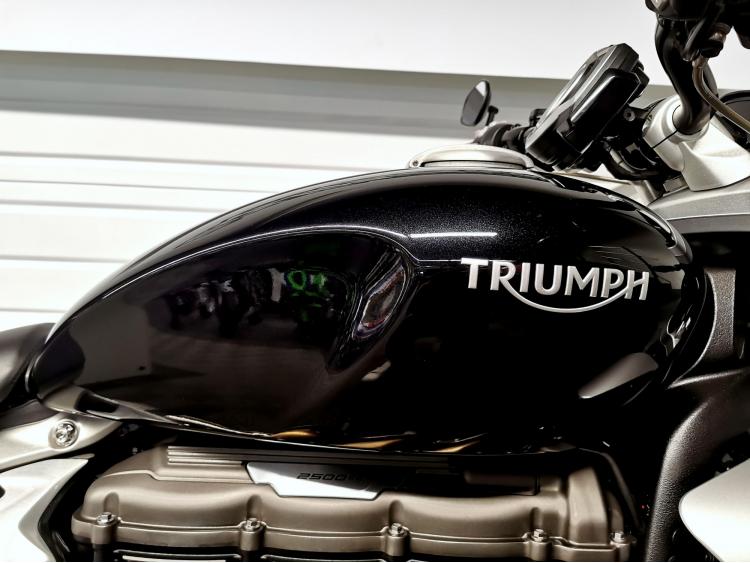 TRIUMPH ROCKET 3 R 2500 cm3 - 3R