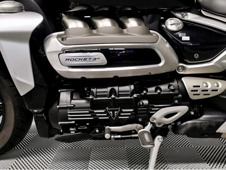 TRIUMPH ROCKET 3 R 2500 cm3 - 3R