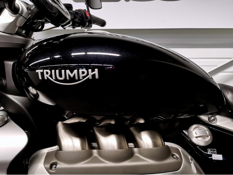 TRIUMPH ROCKET 3 R 2500 cm3 - 3R