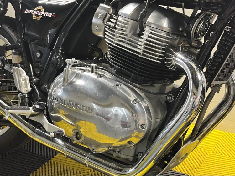 ROYAL ENFIELD INTERCEPTOR 650  CHROME