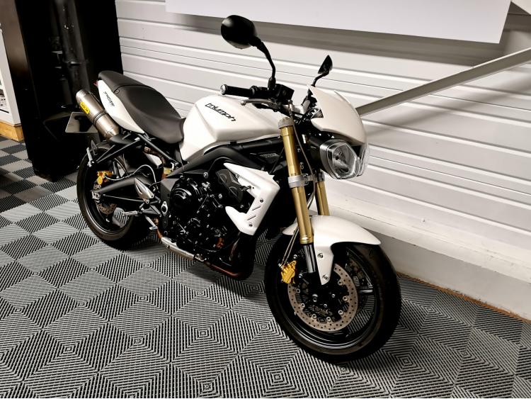 TRIUMPH STREET TRIPLE 675
