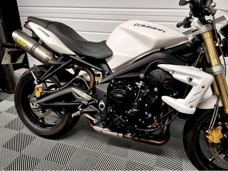 TRIUMPH STREET TRIPLE 675