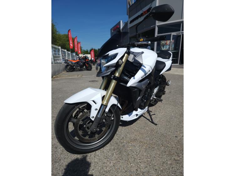 SUZUKI GSR 750