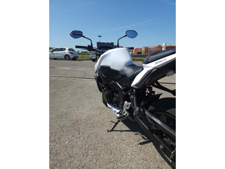 SUZUKI GSR 750