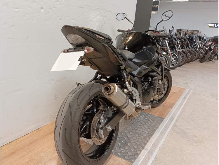 SUZUKI GSR 750