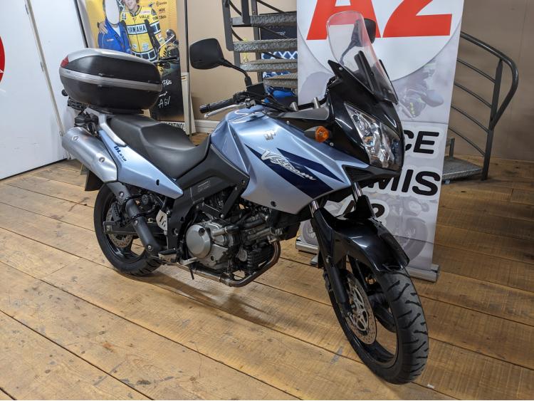 SUZUKI DL 650 V-STROM A2* PREMIÈRE MAIN