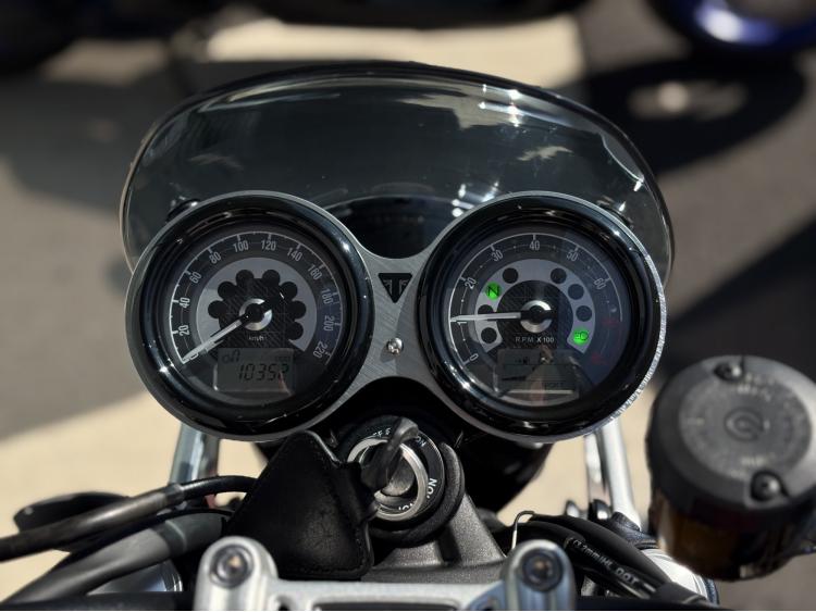 TRIUMPH SPEED TWIN 1200