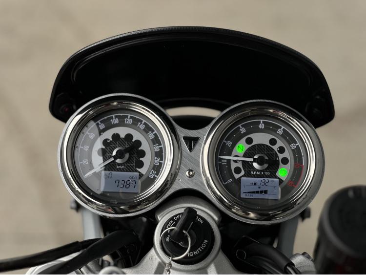 TRIUMPH SPEED TWIN 1200