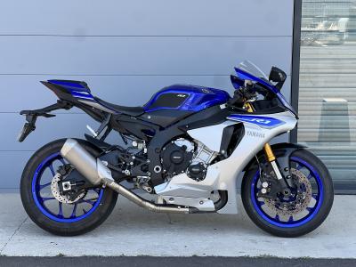 YAMAHA R1