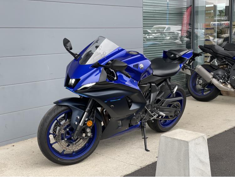 YAMAHA R7