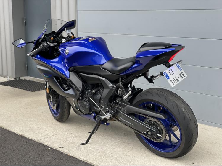 YAMAHA R7