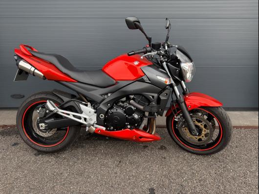 SUZUKI GSR 600