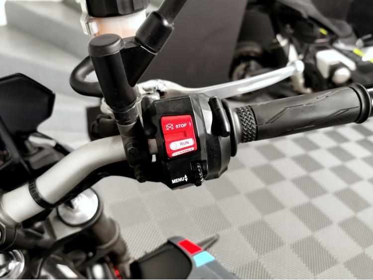 YAMAHA MT-09 - 1ERE MAIN - MT09 