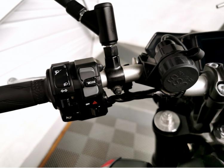 YAMAHA MT-09 - 1ERE MAIN - MT09 