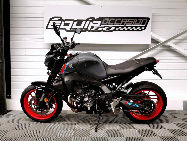 YAMAHA MT-09 - 1ERE MAIN - MT09 