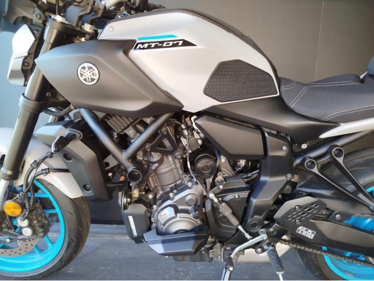 YAMAHA MT-07 MT07 35KW (A2) - Suréquipée - LOA possible.