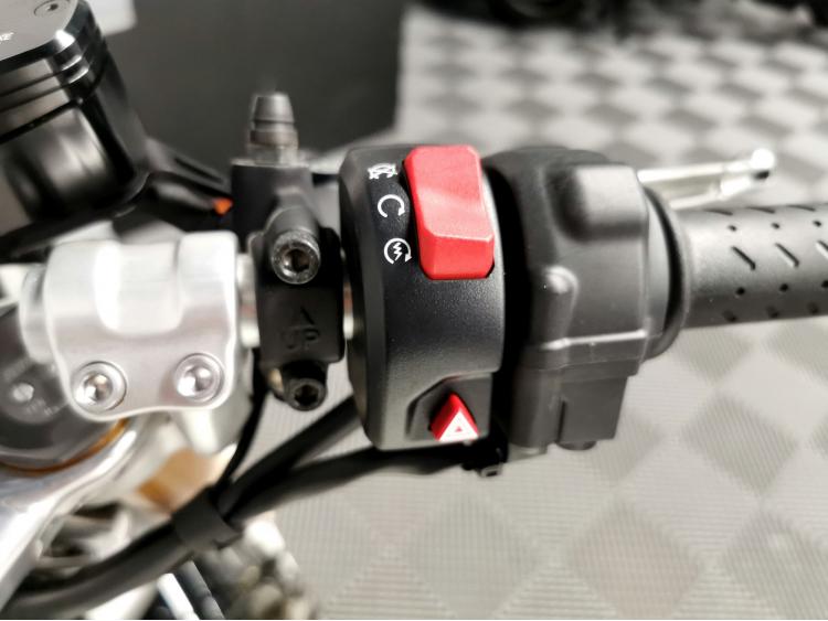 TRIUMPH THRUXTON 1200 R - 1ERE MAIN