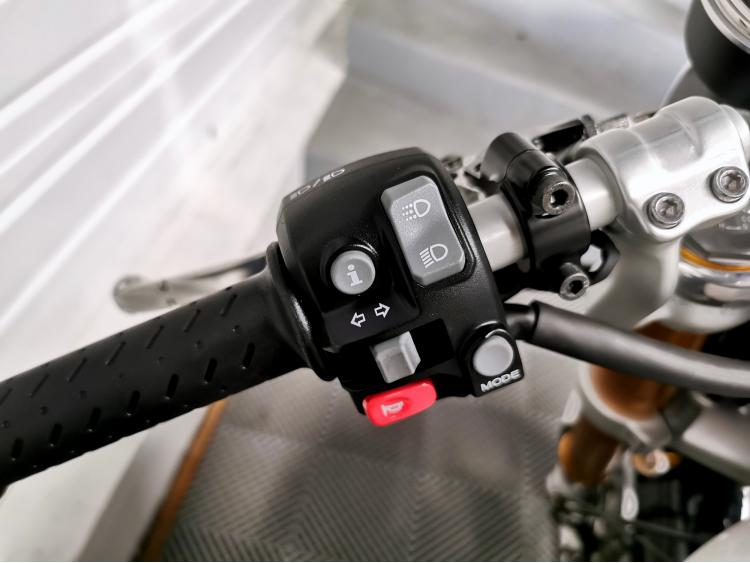 TRIUMPH THRUXTON 1200 R - 1ERE MAIN