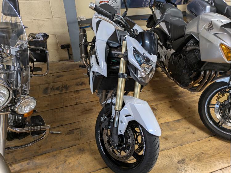 SUZUKI GSR 750