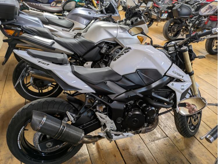 SUZUKI GSR 750