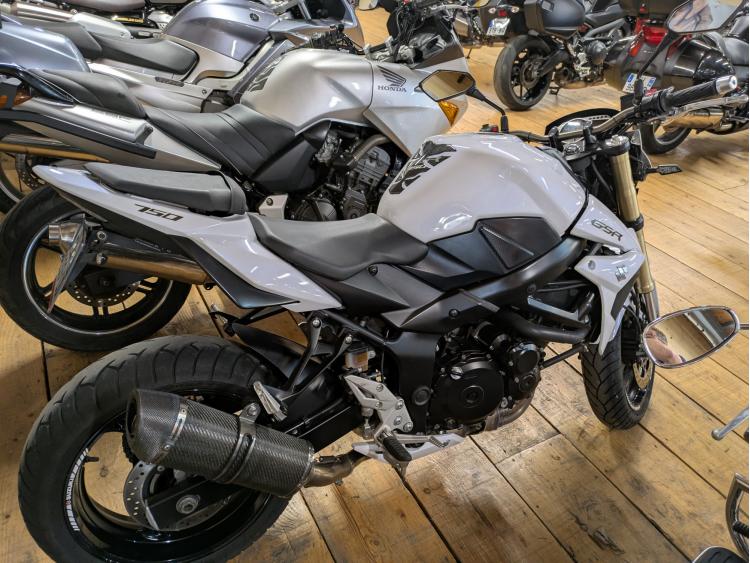 SUZUKI GSR 750