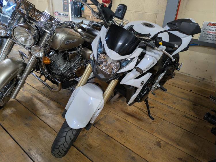 SUZUKI GSR 750