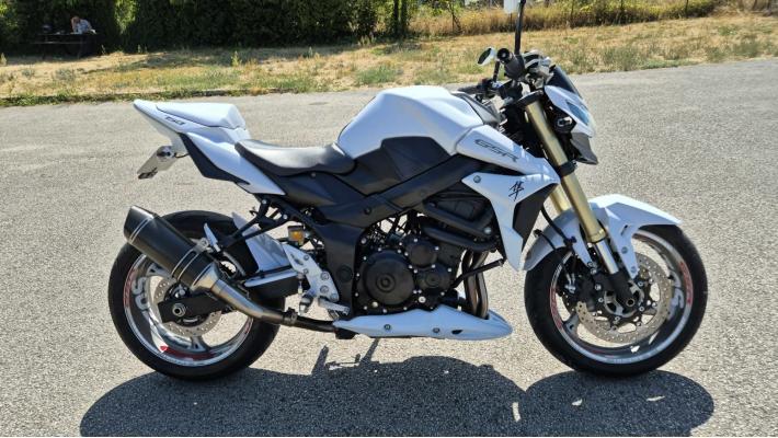 SUZUKI GSR 750