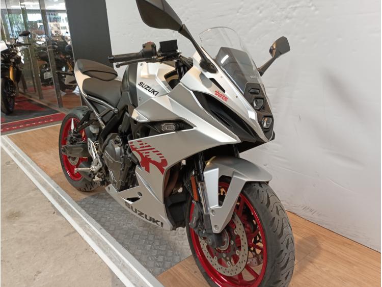 SUZUKI GSX-8R
