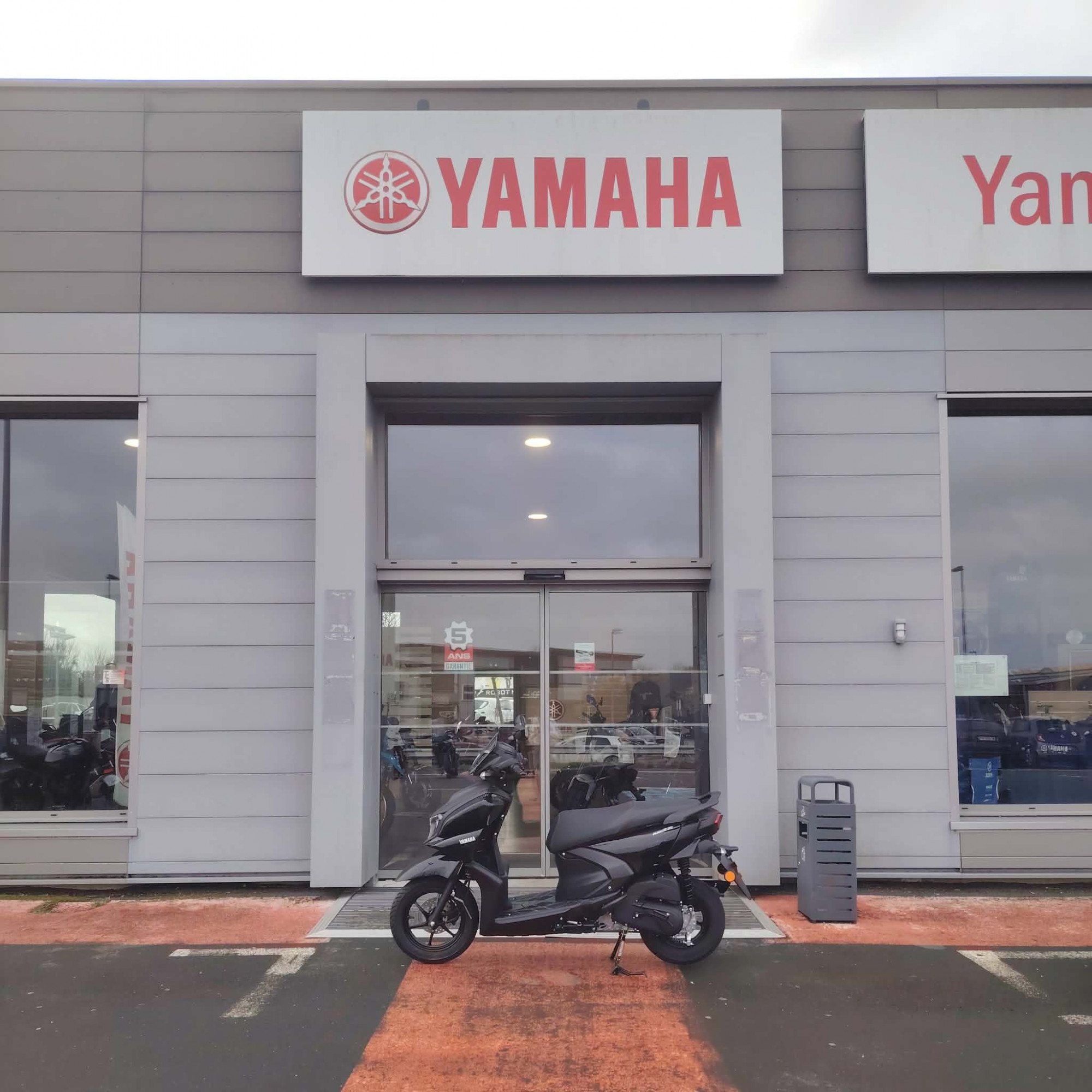 YAMAHA RayZR 125