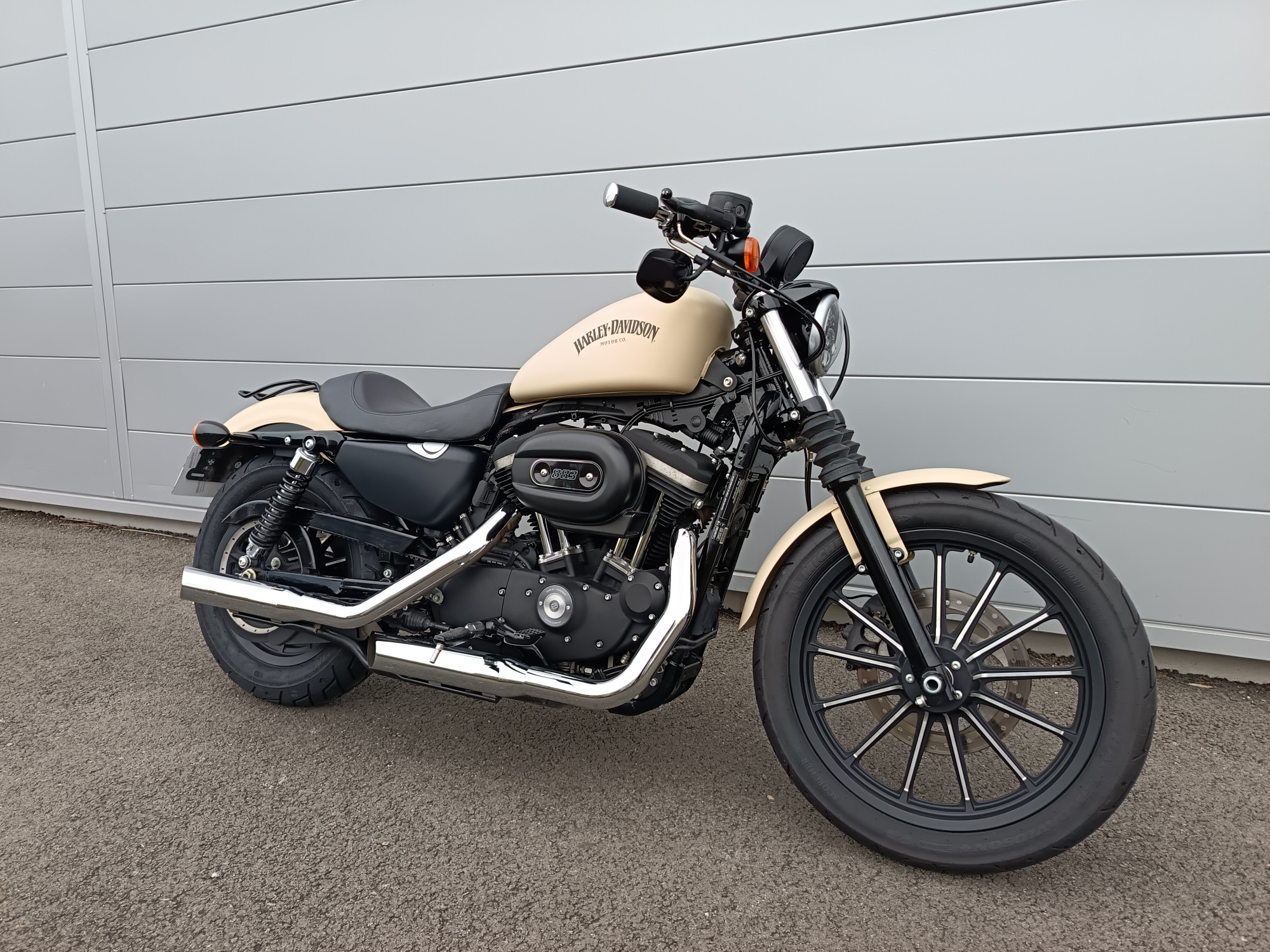 HARLEY-DAVIDSON SPORTSTER IRON 883