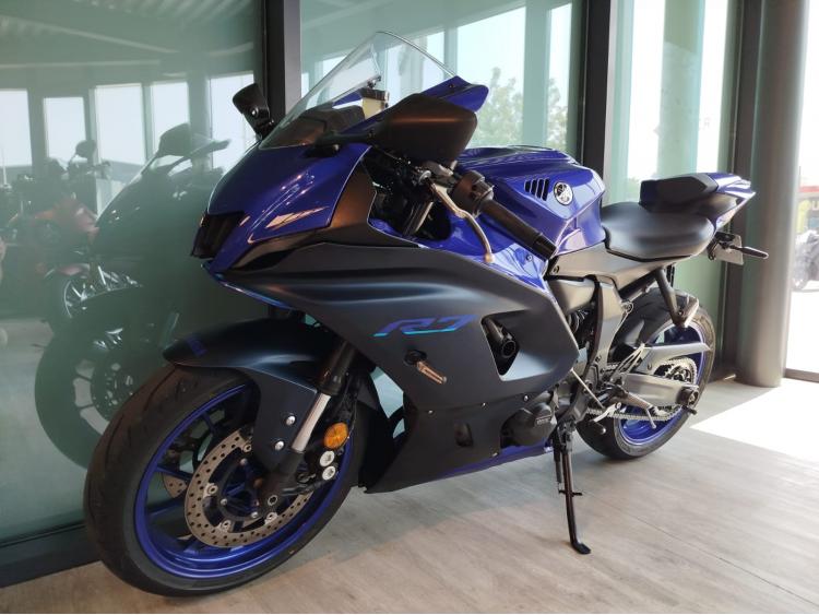 YAMAHA R7 - AKRAPOVIC