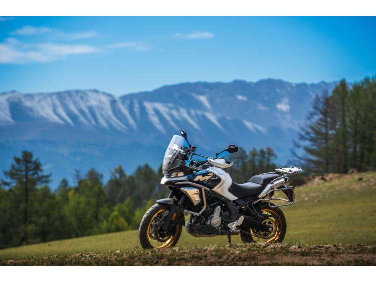 CF MOTO MT 700