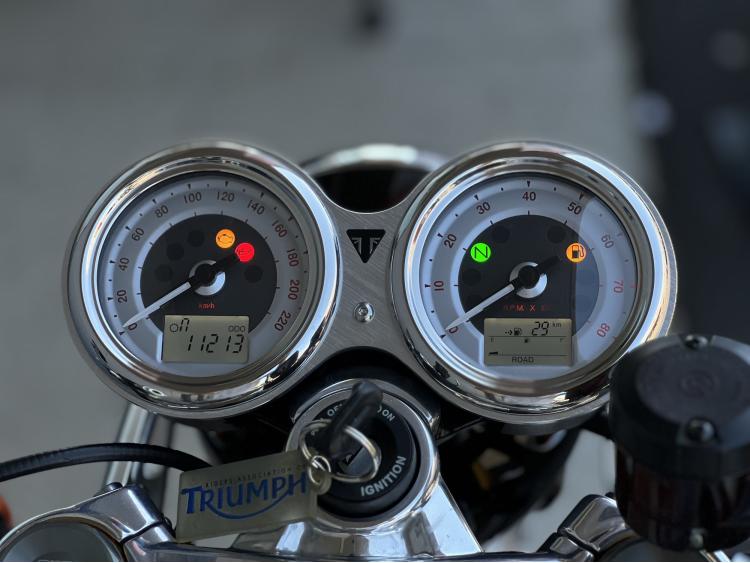 TRIUMPH THRUXTON 1200 R