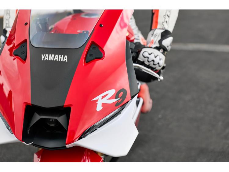 YAMAHA R9 - 70 TH