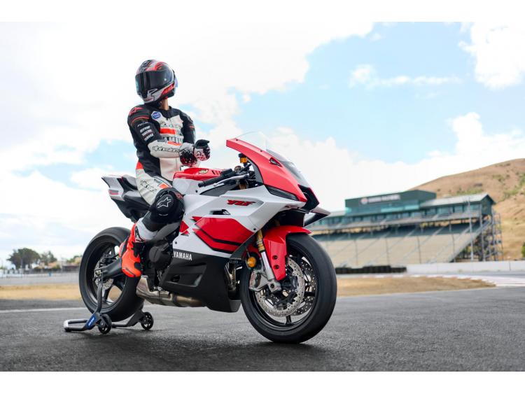 YAMAHA R9 - 70 TH