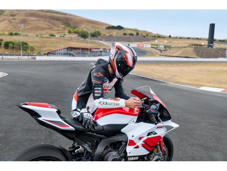 YAMAHA R9 - 70 TH