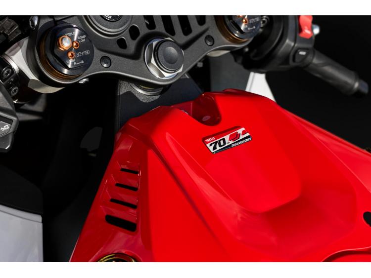 YAMAHA R9 - 70 TH