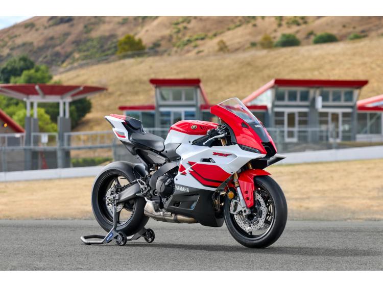 YAMAHA R9 - 70 TH