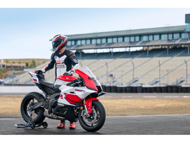 YAMAHA R9 - 70 TH