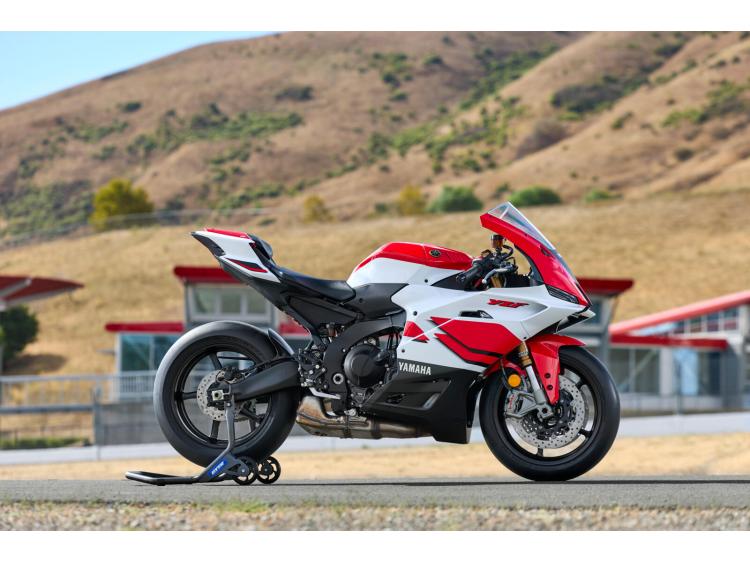 YAMAHA R9 - 70 TH