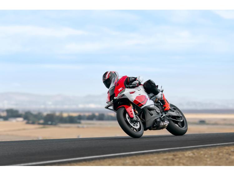 YAMAHA R9 - 70 TH