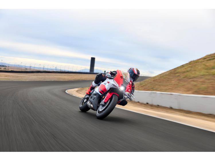 YAMAHA R9 - 70 TH