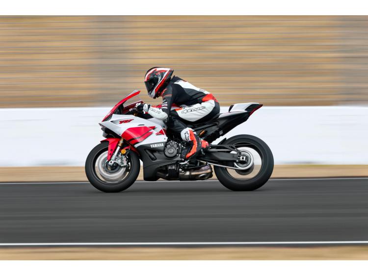 YAMAHA R9 - 70 TH